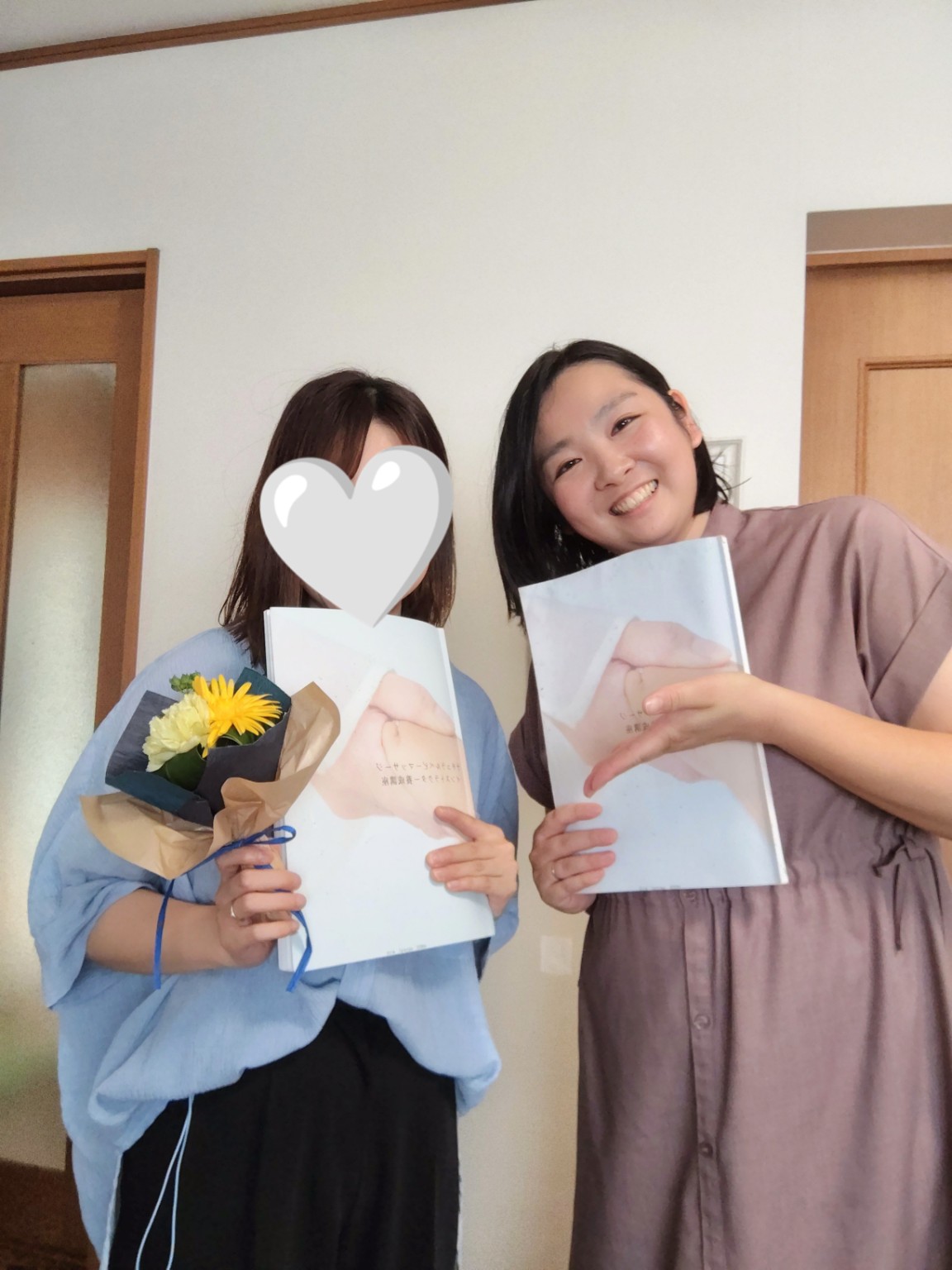 養成講座の修了時に、受講生と並ぶ戸田まいこ